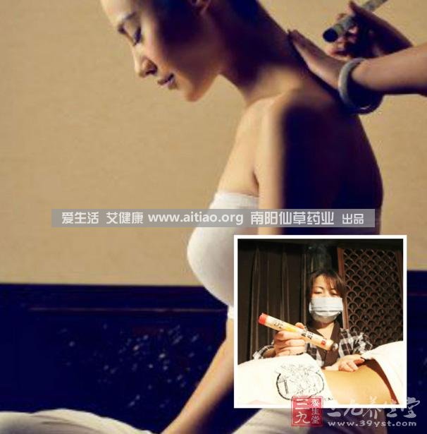 足三里穴是位于外膝的下3寸、脛骨外側(cè)一橫指左右的位置，艾灸10-15分鐘即可，需堅持一段時間，很快可以看到祛濕的效果。